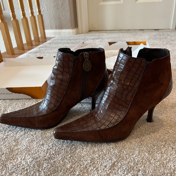 Donald J Pliner women's boots, suede/leather, size 9, gently used/original box - Picture 4 of 9